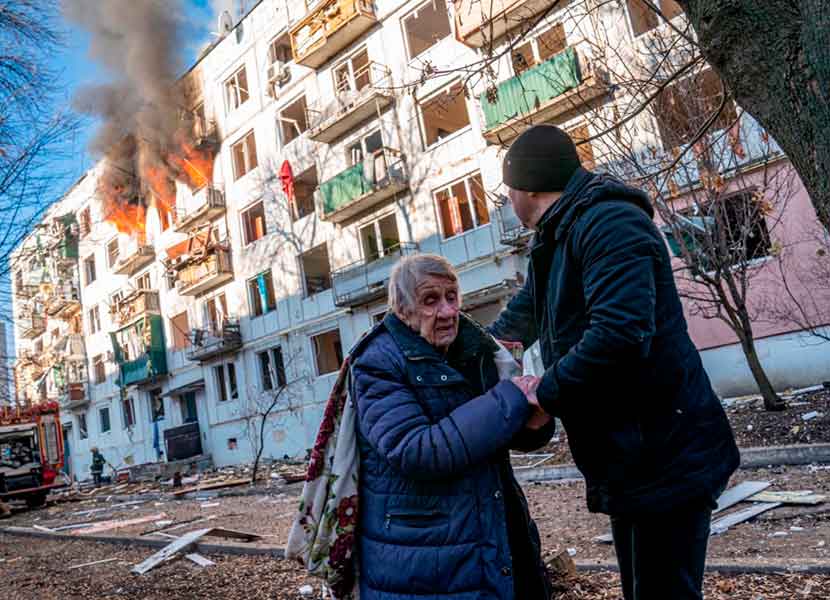 Personas salen de su edificio por bombardeo. Foto: AP