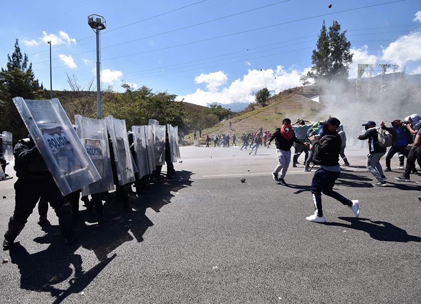 Enfrentamiento de estudiantes de Ayotzinapa con la Guardia Nacional (GN) y la Policía estatal de Guerrero dejó 21 policías lesionados / Cuartoscuro