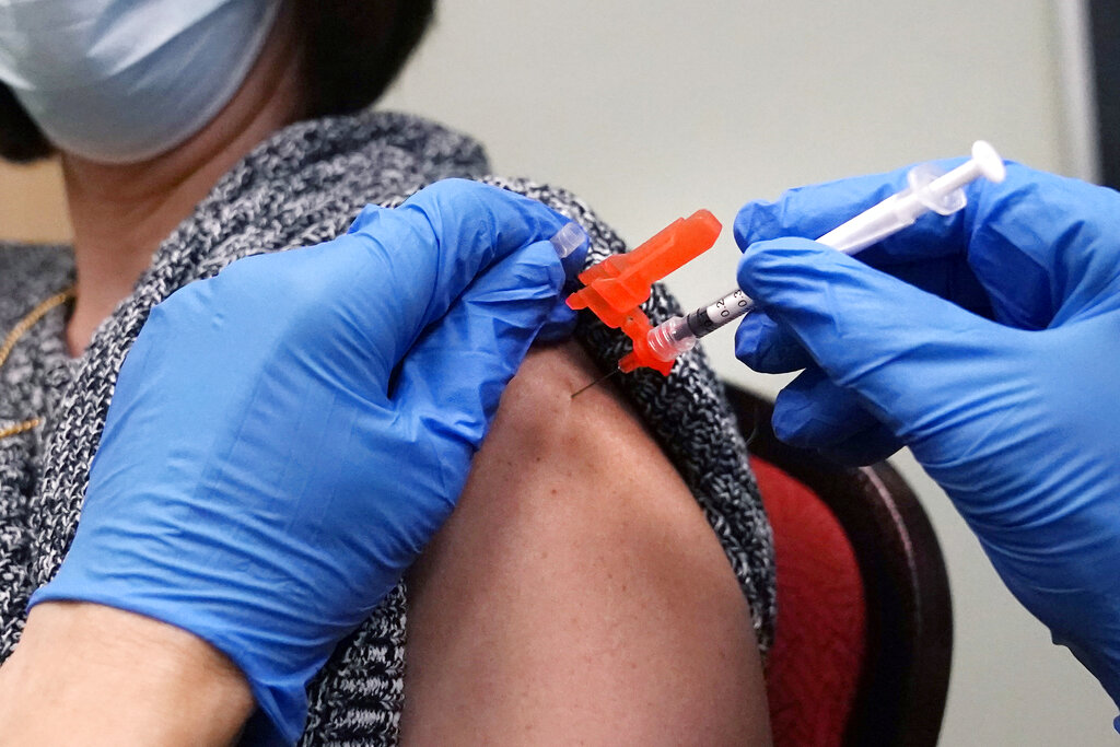 Una mujer recibe una inyección de la vacuna COVID-19 en una clínica, el miércoles 29 de diciembre de 2021, en Lawrence, Massachusetts. (AP)