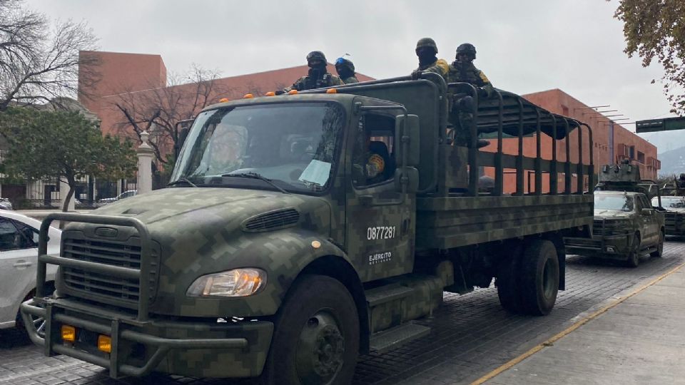 Militares armados que comenzaron a patrullar las principales avenidas de la capital regiomontana, incluyendo el centro de la ciudad. (Especial)