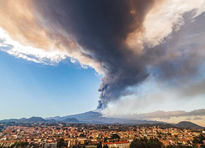 La nube imponente de ceniza del volcán pudo verse a kilómetros de distancia. / Foto: AP