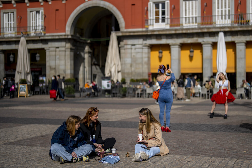 Un grupo de mujeres platican en la Plaza Mayor, en el centro de Madrid, España, el 10 de febrero de 2022. (AP)