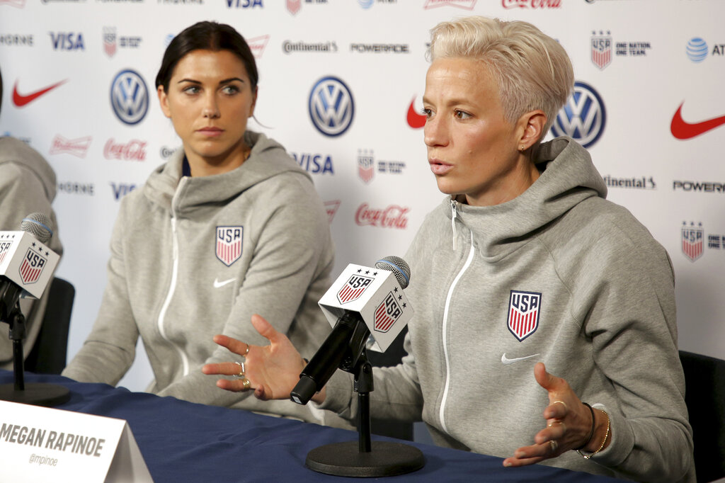  Foto del 24 de mayo del 2019 Alex Morgan y Megan Rapinoe de la selección femenina de fútbol de Estados Unidos hablan con los reporteros en conferencia de prensa. (AP)