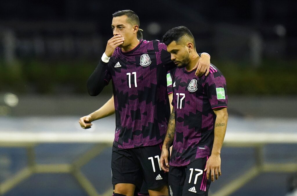Los delanteros mexicanos Rogelio Funes Mori (izquierda) y Jesús Corona al final del empate 0-0 contra Costa Rica en las eliminatorias del Mundial, el domingo 30 de enero de 2022, en Ciudad de México. (AP)