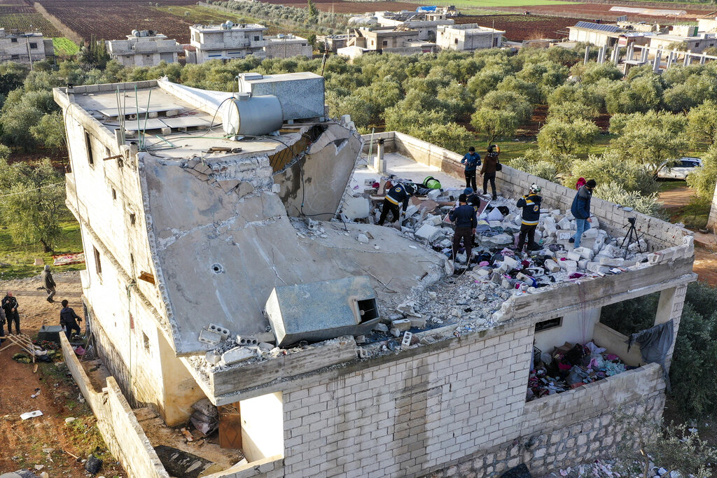 Gente inspecciona una casa destruida tras un operativo militar de Estados Unidos en la aldea siria de Atmeh, provincia de Idlib, jueves 3 de febrero de 2022. (AP)