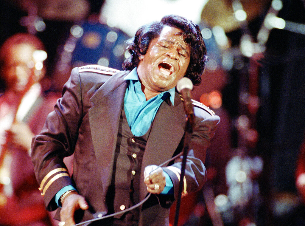 El ídolo del soul y góspel James Brown canta Living in America durante un concierto en Los Ángeles el 10 de junio de 1991. (AP)
