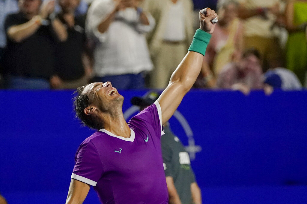 El tenista español Rafael Nadal celebra su victoria sobre el ruso Daniil Medvedev en las semifinales del Abierto Mexicano de Tenis, en Acapulco, México, el 25 de febrero de 2022. (AP)
