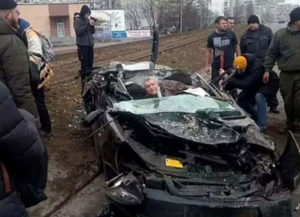 Ucrania: Tanque aplasta auto en calles de Kiev