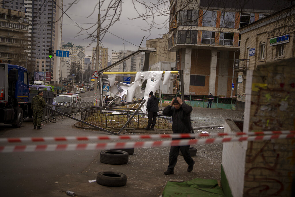 Policías inspeccionan una zona el jueves 24 de febrero de 2022 en Kiev, Ucrania, después de un aparente ataque ruso. (AP)