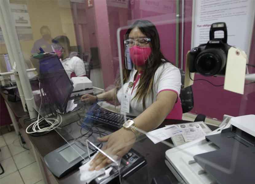 En esta cuarta ola de la pandemia, se han registrado 12 brotes de COVID en empresas en Querétaro. / Foto: Cuartoscuro