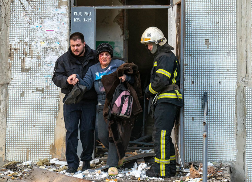 Personal de emergencia desaloja edificios bombardeados en Kiev, tras el conflicto entre Rusia y Ucrania 