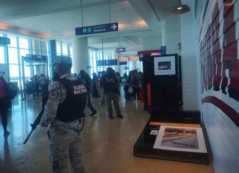 Elementos de la Guardia Nacional presentes en el aeropuerto de Cancún. / Foto: Especial