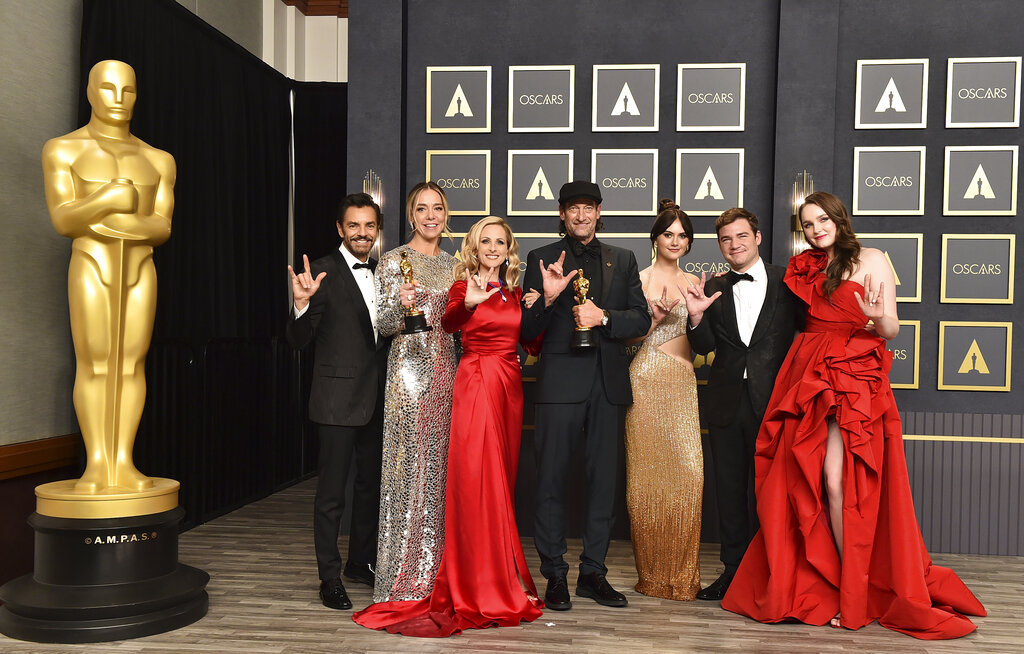 Eugenio Derbez, de izquierda a derecha, Sian Heder, Marlee Matlin, Troy Kotsur, Emilia Jones, Daniel Durant y Amy Forsyth, ganadores del premio a mejor película por CODA . (AP)
