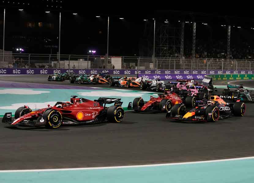 Charles Leclerc (Ferrari) al frente de Max Verstappen (Red Bull) durante el Gran Premio de Arabia Saudita. / Foto: AP