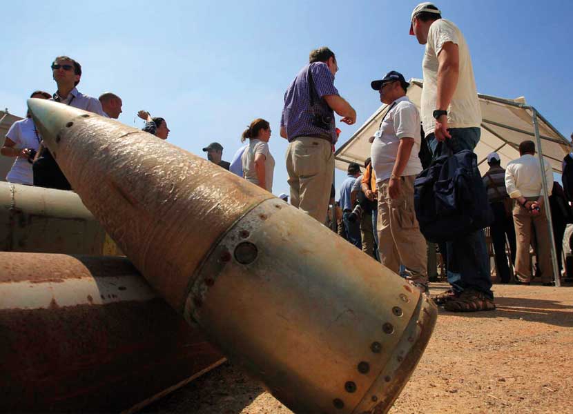 Aquellos que buscan prohibir las bombas de racimo dicen que estas matan indiscriminadamente y ponen el peligro vidas civiles. / Foto: AP