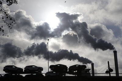 Objetivos como cero emisiones son interpretadas de forma diferente por compañías y funcionarios. (AP)