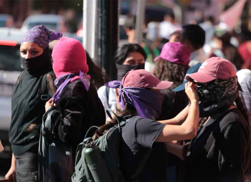 Arribo de los colectivos a la plaza de la Constitución en el centro de Querétaro. / Foto: Isai López