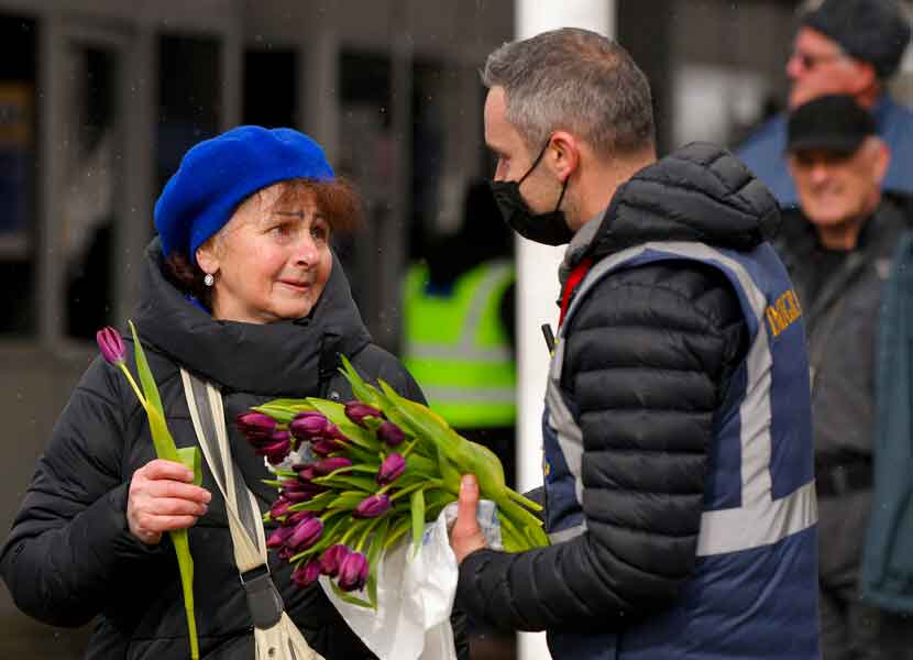 Refugiadas ucranianas reciben flores en el Día de la Mujer. / Foto: AP