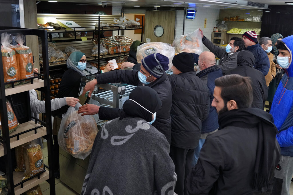 Varias personas hacen una fila para comprar pan en el suburbio de Dahiyeh, en Líbano, el martes 15 de marzo de 2022. (AP)