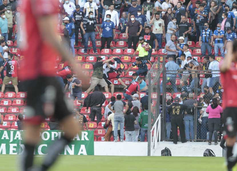 La FIFA declaró estar consternada por el incidente en el estadio Corregidora. / Foto: Especial
