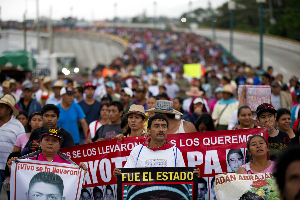 Familiares de los 43 estudiantes de la escuela de maestros de Ayotzinapa que desaparecieron encabezan una marcha por el primer aniversario de las desapariciones de los estudiantes en Chilpancingo, México, el sábado 26 de septiembre de 2015. (AP)
