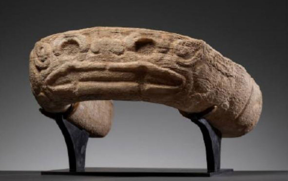 La pieza rescatada es un yugo tallado que iba a ser subastado en la Galería Zacke y fue elaborada hace entre mil y mil 500 años en la costa del Golfo de México. (Especial)