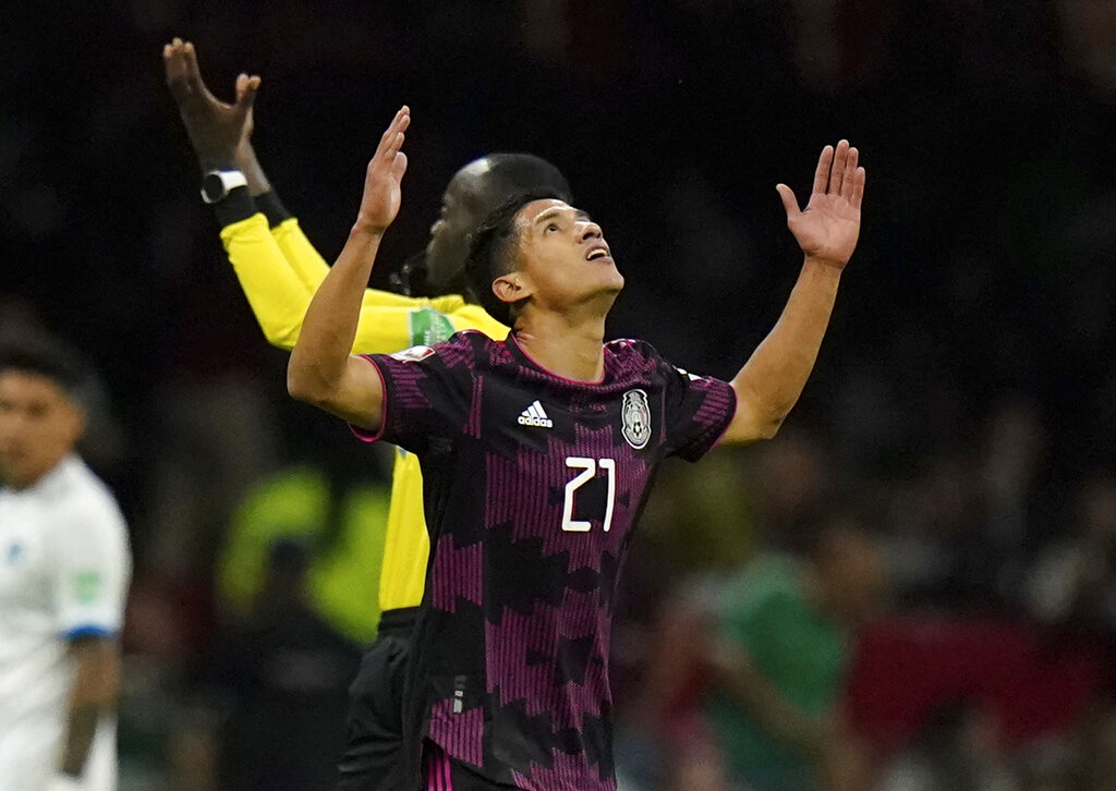 Uriel Antuna, de la selección de México, festeja luego de conseguir un tanto ante El Salvador, durante un partido de la eliminatoria mundialista, realizado el miércoles 30 de marzo de 2022, en el Estadio Azteca (AP)