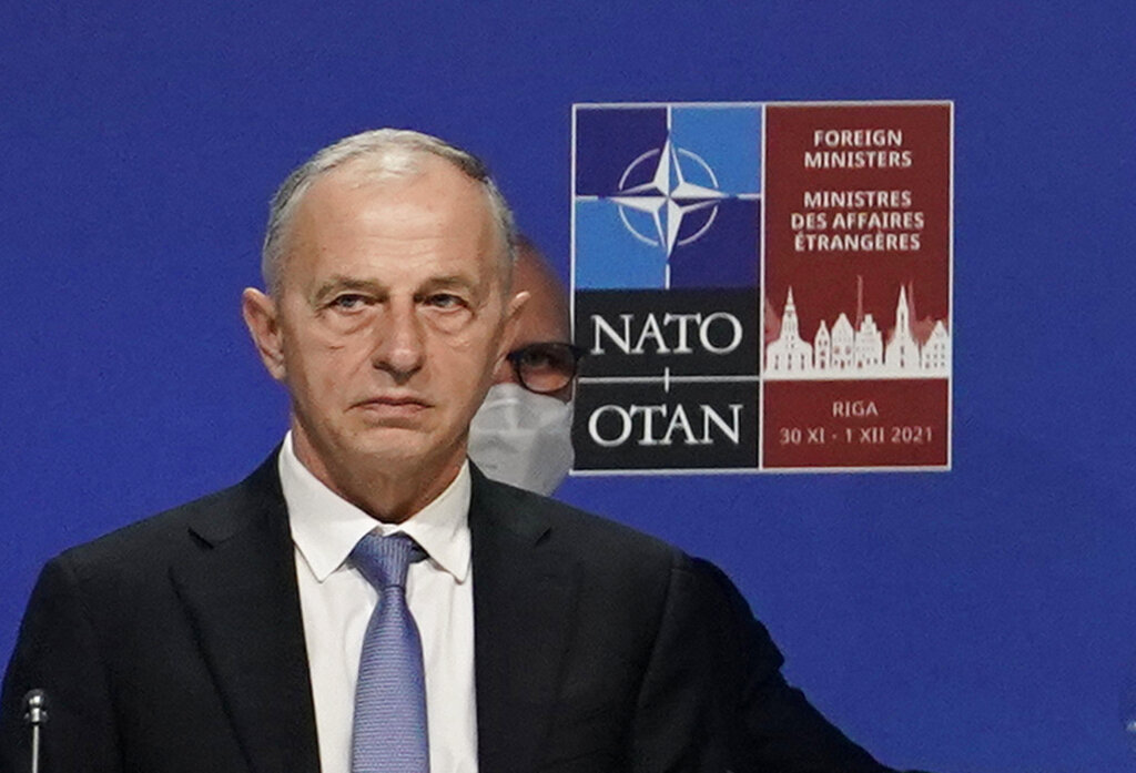 El secretario general adjunto de la OTAN, Mircea Geoana, asiste a una reunión de ministros de exteriores de la OTAN en Riga, Letonia, el martes 30 de noviembre de 2021. (AP)