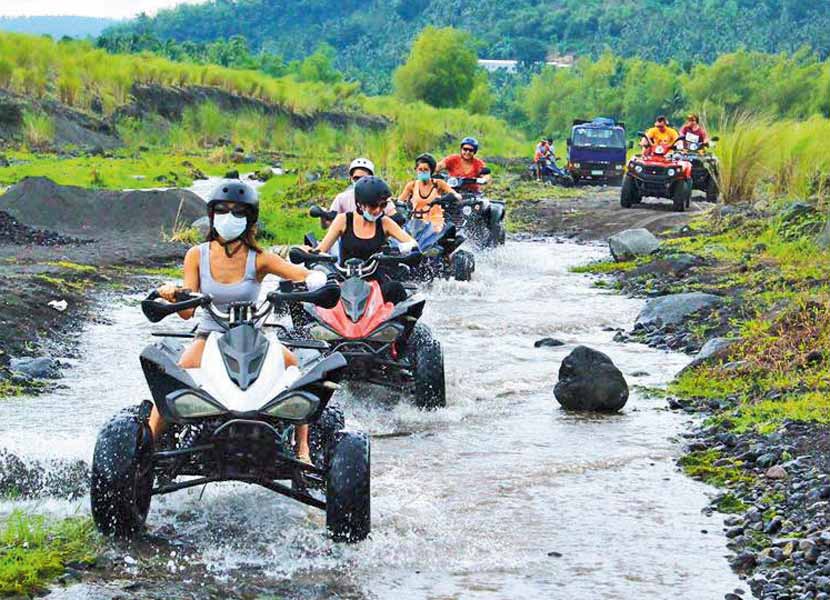 El paso de vehículos turísticos están afectando el río Extoraz. Foto: Especial