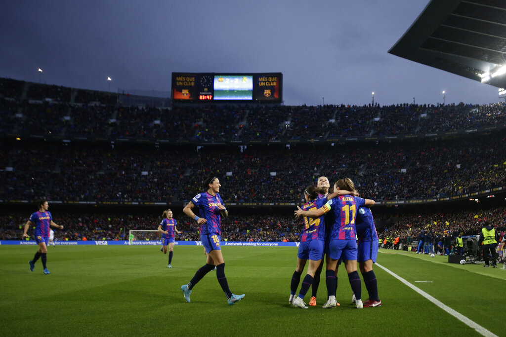 Las jugadoras del Barcelona celebran el tercer gol en la victoria 5-2 ante el Real Madrid en los cuartos de final de la Liga de Campeones femenina, el 30 de marzo de 2022, en Barcelona. (AP)