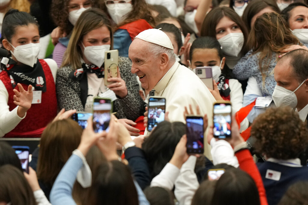 El papa Francisco, con miembros del coro infantil Antoniano, tras una audiencia en el Vaticano, el 19 de marzo de 2022. (AP)