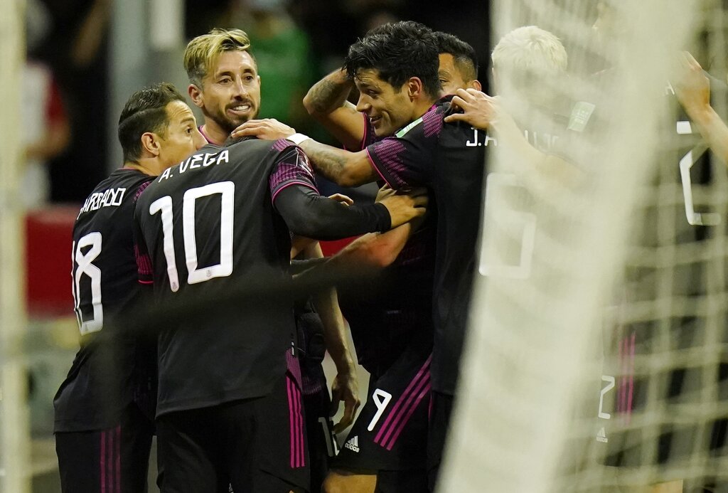 Raúl Jiménez (centro) celebra con sus compañeros de México tras marcar el gol de penal para la victoria 1-0 ante Panamá en las eliminatorias del Mundial, el miércoles 2 de febrero de 2022. (AP)