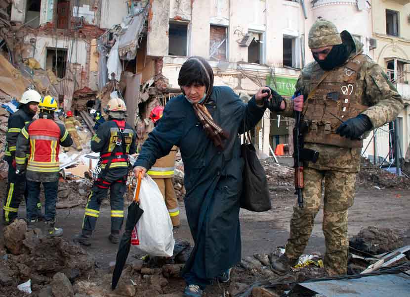 Fuerzas de Ucrania ayudan a la población a escapar de los atentados. / Foto: AP