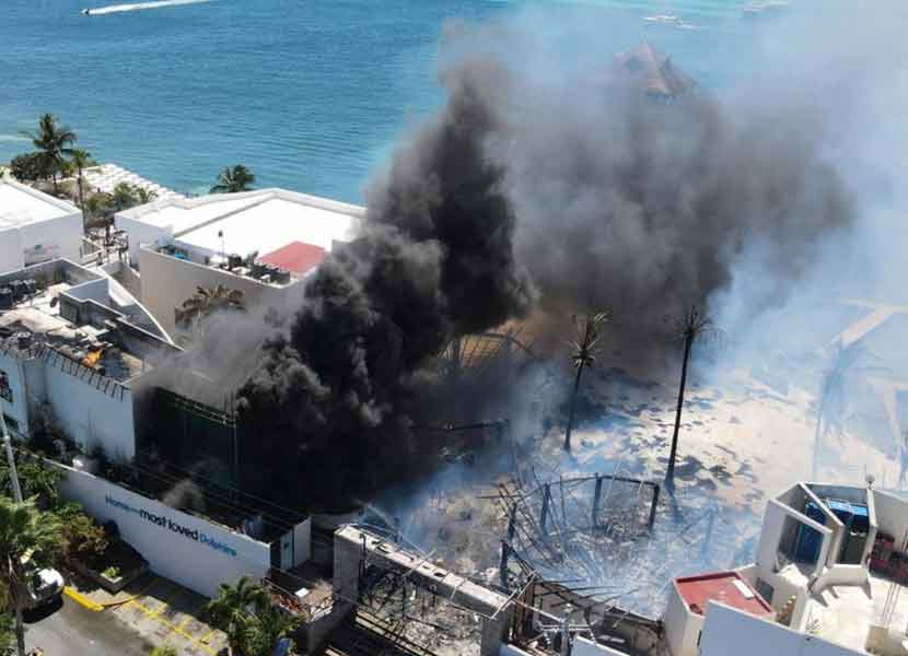 Desde las playas de Cancún se percibe el incendio del delfinario. / Foto: Especial