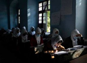 Talibanes de Afganistán suspenden educación secundaria para niñas