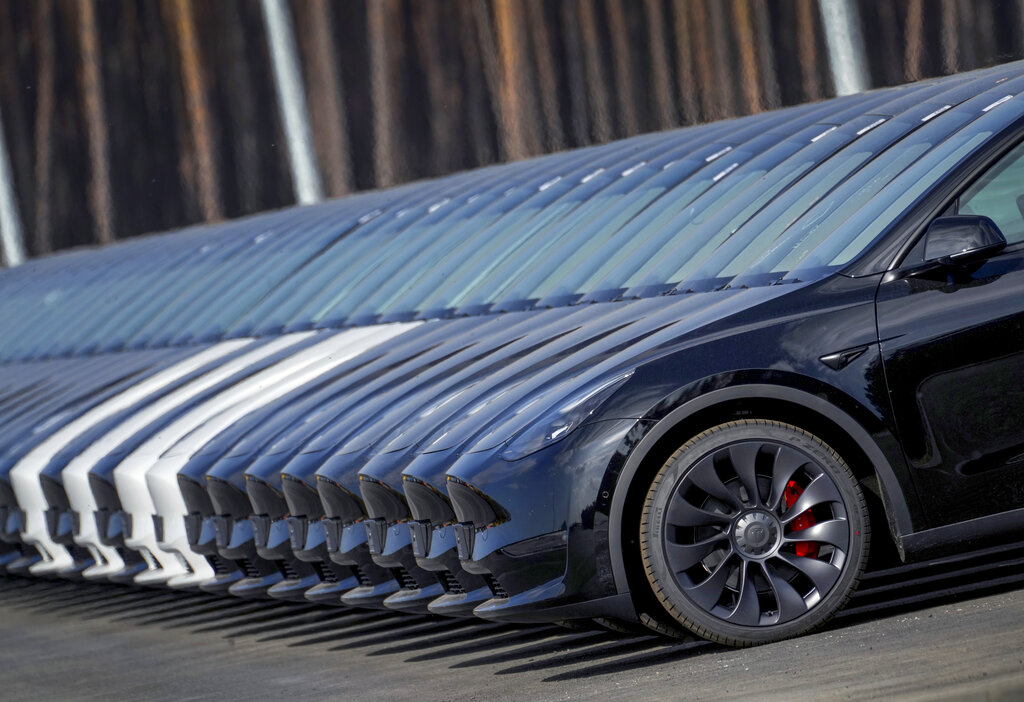 Autos Tesla están estacionados en el sitio donde se construye la nueva Gigafábrica de autos eléctricos Tesla en Gruenheide, a las afueras de Berlín, 18 de marzo de 2022. (AP)