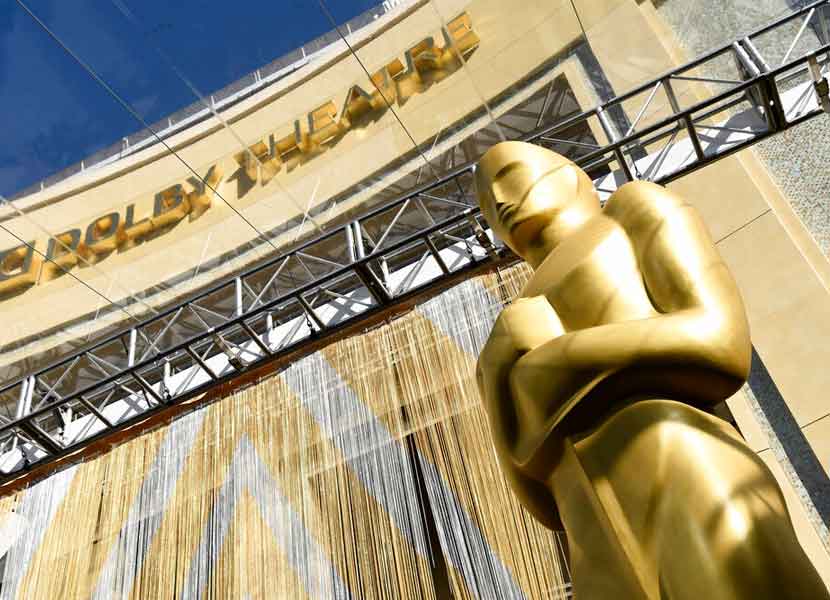 Una estatua del Oscar bajo la entrada al Teatro Dolby en Los Ángeles, California. / Foto: AP