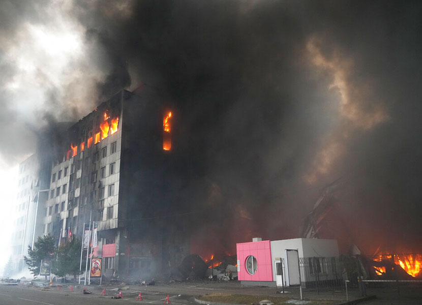 Un edificio arde en llamas después de un bombardeo ruso en Kiev, Ucrania, el jueves 3 de marzo de 2022. (AP Foto/Efrem Lukatsky)


