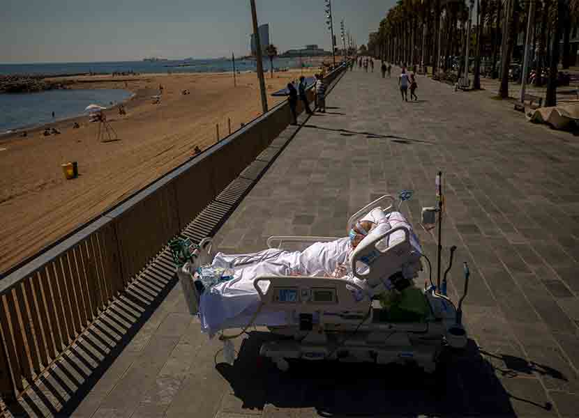 Tras 52 días de cuidados intensivos, un paciente es llevado al paseo afuera del Hospital del Mar en Barcelona, España. (Sep 2020)