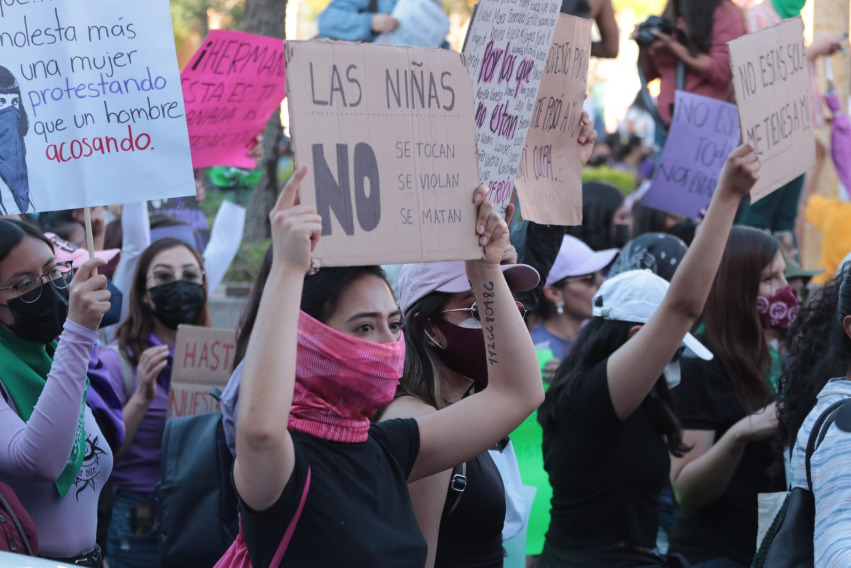 Marchan en la capital de Querétaro 5 mil mujeres para exigir justicia contra la violencia. (Especial)