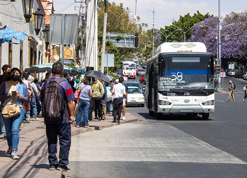 Las rutas del transporte Qrobús tardan hasta una hora en pasar. / Foto: Víctor Xochipa 