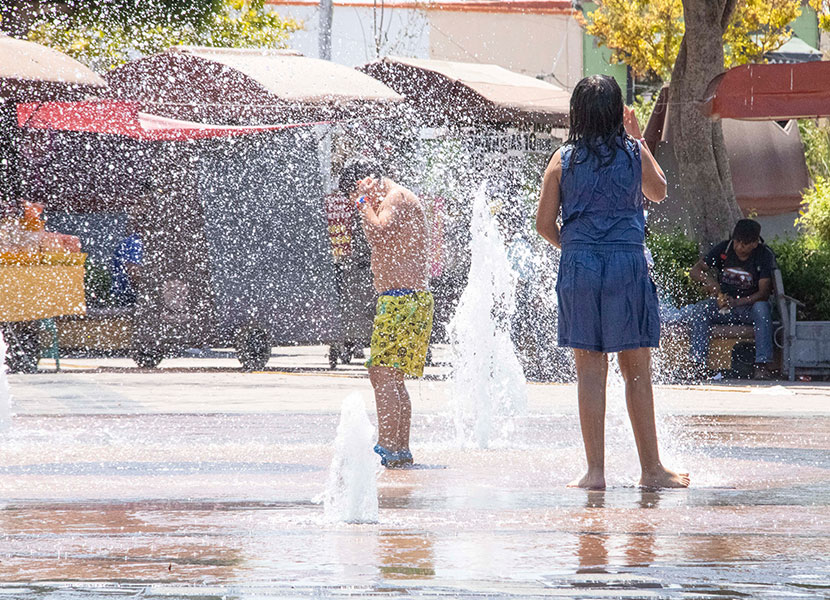 Debido al calor en Querétaro, niños disfrutan en las fuentes de la ciudad. /Foto: Víctor Xochipa 