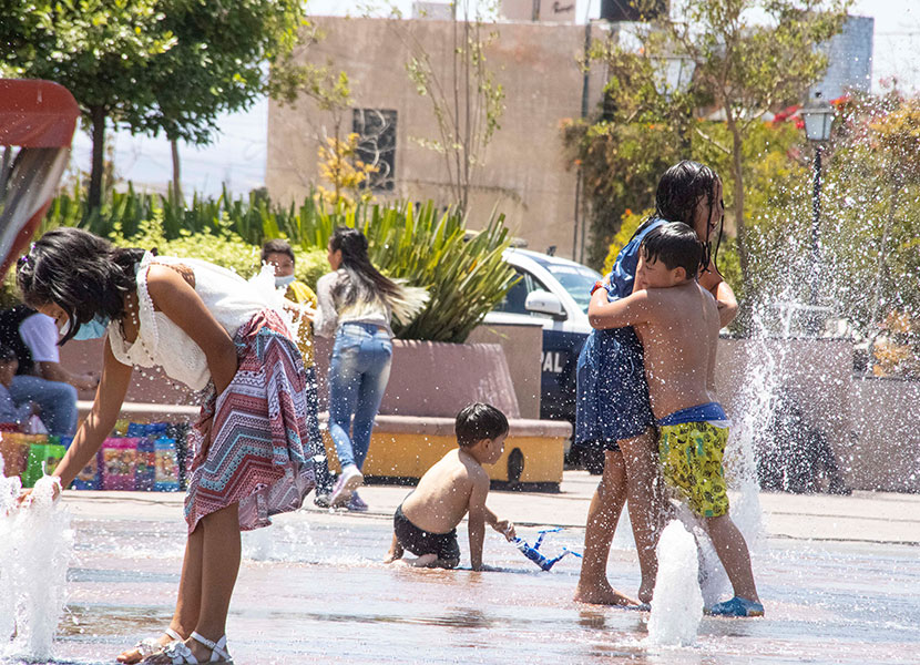 Niños disfrutan del agua de las fuentes en Querétaro. / Foto: Xochipa 