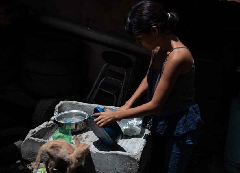 Algunas trabajadoras del hogar reciben 100 pesos por día laborando más de doce horas. / Foto: Cuartoscuro