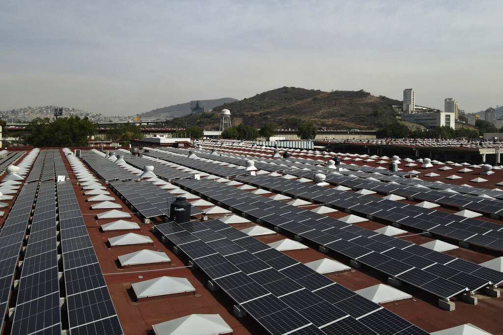 Paneles solares instalados por Pireos Power en el techo de un almacén en el Estado de México, el miércoles 13 de abril de 2022. (AP)