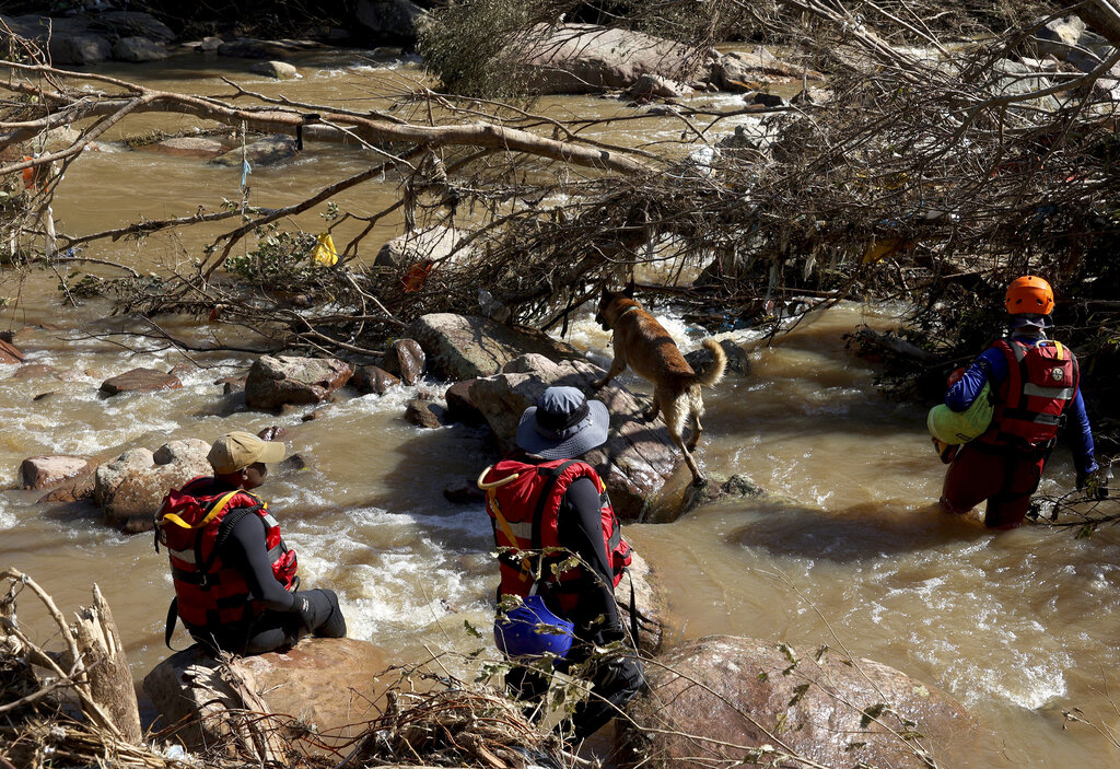 Miembros de un equipo de búsqueda y rescate buscan cuerpos en un río cerca de Durban, Sudáfrica, el martes 19 de abril de 2022. (AP)