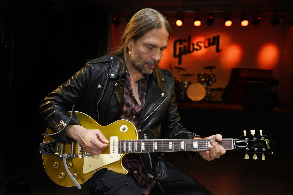 Sergio Vallín, guitarrista de la banda mexicana de rock Maná, posa con su guitarra de edición limitada Gibson Les Paul Goldtop el 11 de abril de 2022 en Miami. Vallín es el primer músico latino con una guitarra Gibson nombrada y diseñada en su honor. (AP)