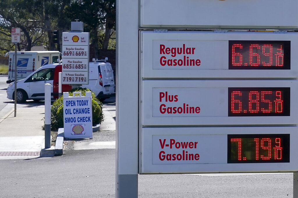Un anuncio muestra los precios del combustible en una gasolinera de Menlo Park, California, el 21 de marzo de 2022. (AP)