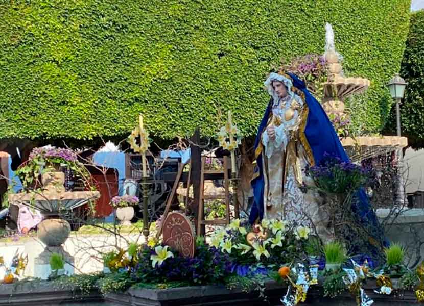 Con motivo del Viernes de Dolores se instaló un altar para la Virgen de Dolores. Foto: Quadratín