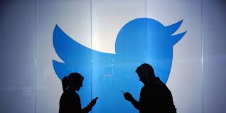 Conoce cómo podría afectar la ausencia de filtros en Twitter a minorías como los hispanos. (AP)